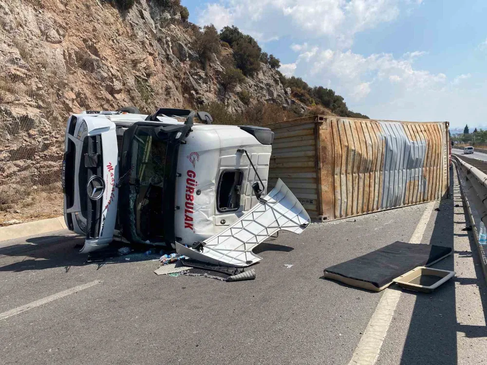 Kocaeli’nde tır devrildi, sürücü yaralandı: İstanbul istikameti trafiğe kapandı