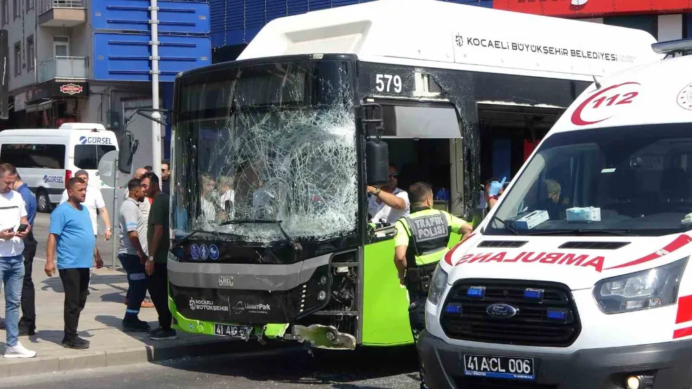 Yolcu otobüsü ile kamyonet çarpıştı: 1’i çocuk 6 yaralı