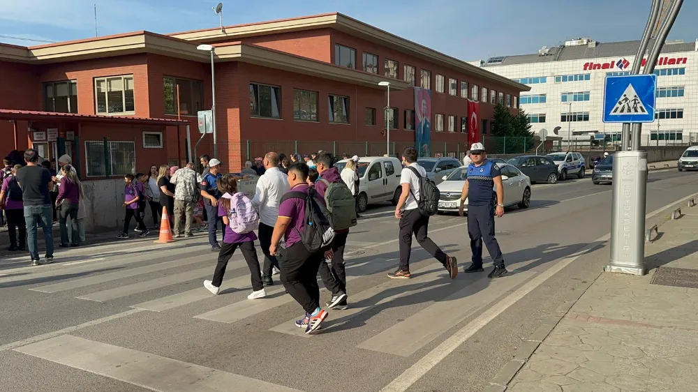 Büyükşehir Zabıtası öğrencilere kol kanat gerdi